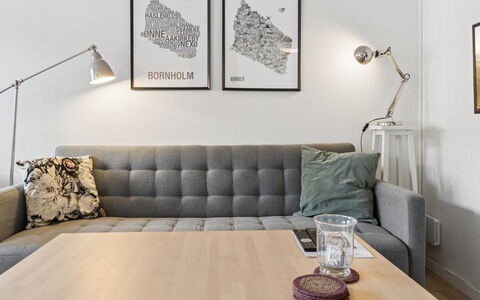 Anabella - 6Km from the Sea: Möbel, Interior Design, Couch, Flooring, Wand, Fussboden, Holz, Zimmer, Zuhause, Wohnzimmer