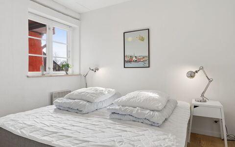 Anabella - 6Km from the Sea: Bett, Schlafzimmer, Möbel, Interior Design, Bedding, Fussboden, Flooring, Bettdecke, Linens, Bettrahmen