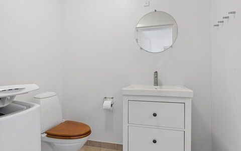 Anabella - 6Km from the Sea: Toilleten Sitz, Armatur, Toilette, Flooring, Badezimmer, Fussboden, Interior Design, Sinken, Bad Sink, Badezimmerschrank