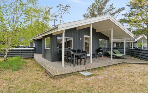 Apelun - 60M from the Sea: Dach, Haus, Zuhause, Hütte, Tür, Abstellgleis, Estate, Rasen, Garten, Veranda