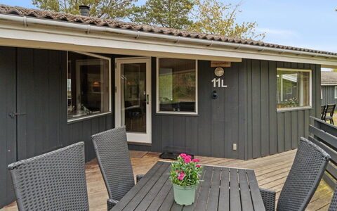 Apelun - 60M from the Sea: Dach, Haus, Zuhause, Hütte, Tür, Abstellgleis, Estate, Rasen, Garten, Veranda