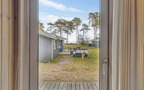 Apelun - 60M from the Sea: Dach, Haus, Zuhause, Hütte, Tür, Abstellgleis, Estate, Rasen, Garten, Veranda