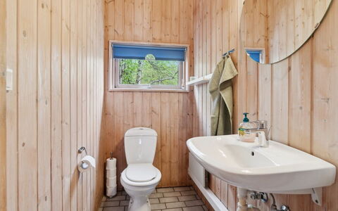 Apelun - 60M from the Sea: Holz, Flooring, Armatur, Fussboden, Badezimmer, Interior Design, Decke, Bad Sink, Zapfhahn, Zimmer