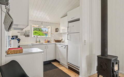 Liska - 60M from the Sea: Holz, Flooring, Fussboden, Interior Design, Decke, Major Appliance, Küche, Zuhause, Küchengerät, Zimmer
