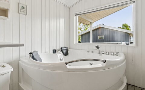 Liska - 60M from the Sea: Armatur, Badewanne, Decke, Fussboden, Flooring, Zuhause, Verbundwerkstoff, Badezimmer, Installation, Hartholz