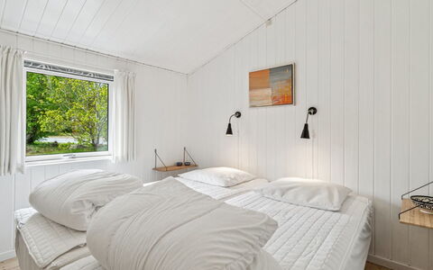 Liska - 60M from the Sea: Holz, Schlafzimmer, Bett, Decke, Interior Design, Bedding, Bettdecke, Zuhause, Fussboden, Bettrahmen