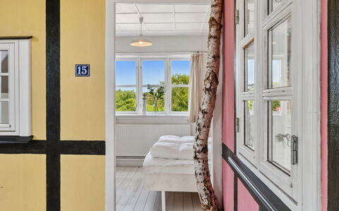 Hughlek - 450M from the Sea: Gebäude, Haus, Fenster, Zuhause, Dach, Wohngebiet, Strauch, Hütte, Grundstueck