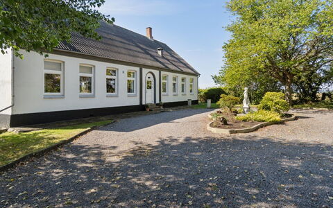 Ofelia - 4Km from the Sea: Dach, Haus, Zuhause, Hütte, Tür, Abstellgleis, Estate, Rasen, Garten, Veranda