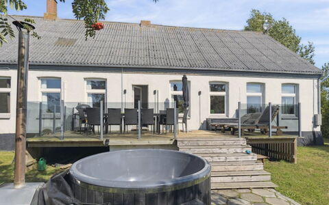 Ofelia - 4Km from the Sea: Dach, Haus, Zuhause, Hütte, Tür, Abstellgleis, Estate, Rasen, Garten, Veranda
