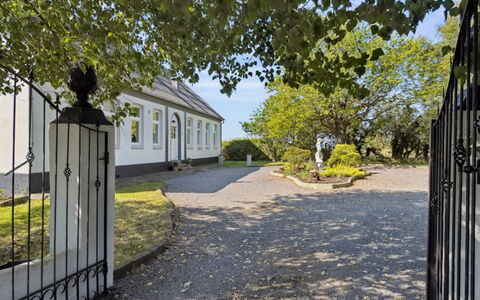 Ofelia - 4Km from the Sea: Dach, Haus, Zuhause, Hütte, Tür, Abstellgleis, Estate, Rasen, Garten, Veranda