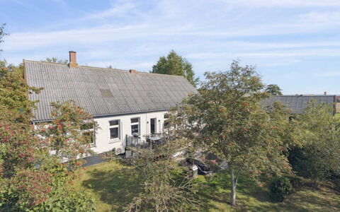 Ofelia - 4Km from the Sea: Dach, Haus, Zuhause, Hütte, Tür, Abstellgleis, Estate, Rasen, Garten, Veranda