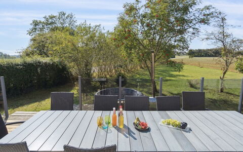 Ofelia - 4Km from the Sea: Dach, Haus, Zuhause, Hütte, Tür, Abstellgleis, Estate, Rasen, Garten, Veranda