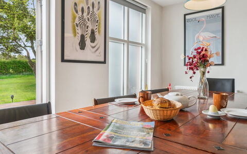 Jerg - 1Km from the Sea: Möbel, Interior Design, Flooring, Esszimmer, Tabelle, Wand, Fussboden, Holz, Küche & Esszimmer Tisch, Stuhl