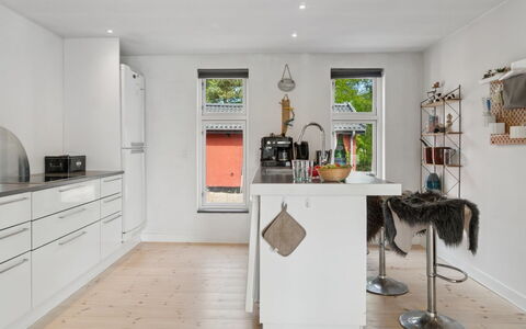 Jerg - 1Km from the Sea: Möbel, Flooring, Interior Design, Küche, Küchengerät, Countertop, Fussboden, Cabinetry, Holz, Major Appliance