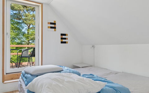 Jerg - 1Km from the Sea: Interior Design, Holz, Möbel, Flooring, Schlafzimmer, Fussboden, Bett, Linens, Zuhause, Bettdecke