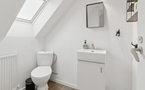 Jerg - 1Km from the Sea: Armatur, Flooring, Fussboden, Interior Design, Badezimmer, Sinken, Toilette, Zapfhahn, Installation, Decke