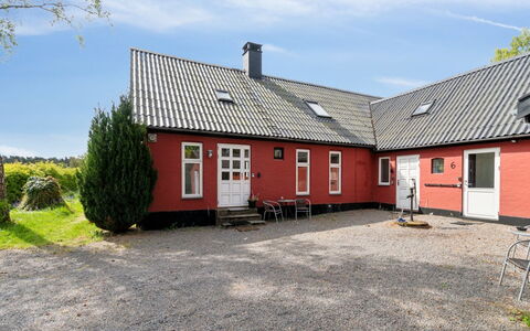 Jerg - 1Km from the Sea: Gebäude, Fenster, Haus, Dach, Zuhause, Wohngebiet, Hütte, Tür, Grundstueck, Menschliche Siedlung