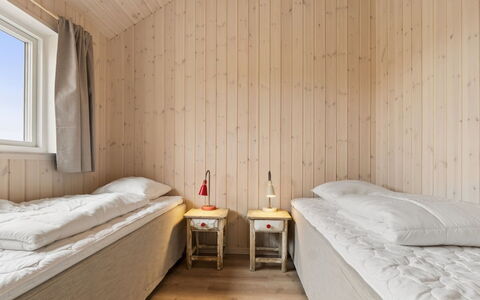 Nani - 500M from the Sea: Holz, Schlafzimmer, Fussboden, Bett, Flooring, Bettdecke, Decke, Bedding, Interior Design, Zimmer