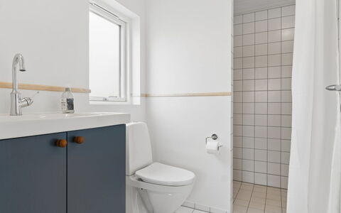 Nani - 500M from the Sea: Toilleten Sitz, Armatur, Badezimmer, Toilette, Flooring, Interior Design, Fussboden, Sinken, Installation, Zapfhahn
