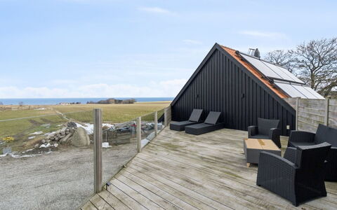 Carola - 1Km from the Sea: Wohngebiet, Strauch, Haus, Zuhause, Garten, Estate, Schatten, Landscaping, Rasen