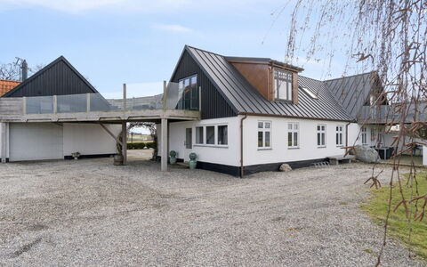 Carola - 1Km from the Sea: Wohngebiet, Strauch, Haus, Zuhause, Garten, Estate, Schatten, Landscaping, Rasen