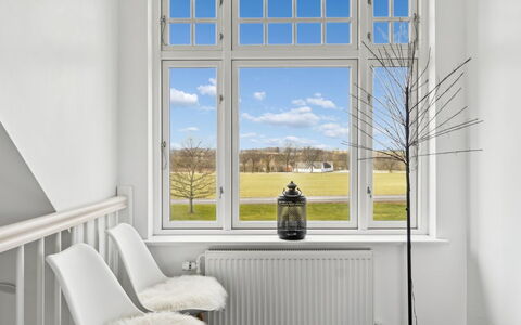 Carola - 1Km from the Sea: Wohngebiet, Strauch, Haus, Zuhause, Garten, Estate, Schatten, Landscaping, Rasen