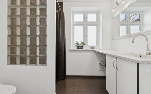 Carola - 1Km from the Sea: Wohngebiet, Strauch, Haus, Zuhause, Garten, Estate, Schatten, Landscaping, Rasen