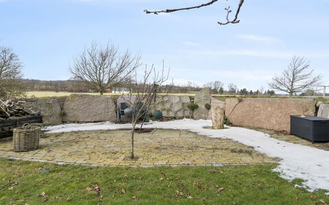 Carola - 1Km from the Sea: Wohngebiet, Strauch, Haus, Zuhause, Garten, Estate, Schatten, Landscaping, Rasen