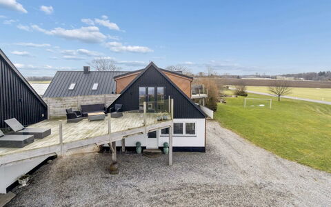 Carola - 1Km from the Sea: Wohngebiet, Strauch, Haus, Zuhause, Garten, Estate, Schatten, Landscaping, Rasen