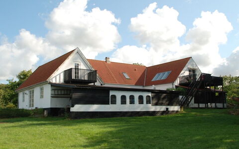 Hening - 150M from the Sea: Gebäude, Haus, Fenster, Zuhause, Dach, Wohngebiet, Strauch, Hütte, Grundstueck