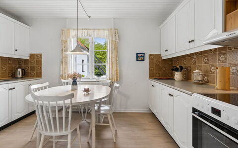 Hening - 150M from the Sea: Flooring, Interior Design, Fussboden, Küche, Möbel, Holz, Countertop, Decke, Cabinetry, Zuhause