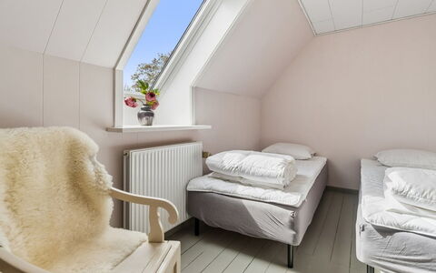 Hening - 150M from the Sea: Schlafzimmer, Holz, Bett, Möbel, Bedding, Bettdecke, Interior Design, Fussboden, Zuhause, Linens