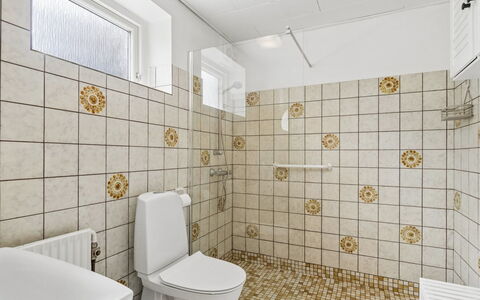 Hening - 150M from the Sea: Flooring, Fussboden, Fliese, Toilleten Sitz, Toilette, Armatur, Badezimmer, Installation, Keramik