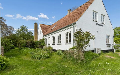 Hening - 150M from the Sea: Gras, Gebäude, Haus, Dach, Hütte, Zuhause, Strauch, Wolke, Grundstueck