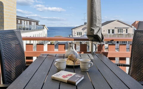 Amilia - 100M from the Sea: Wohngebiet, Strauch, Haus, Zuhause, Garten, Estate, Schatten, Landscaping, Rasen