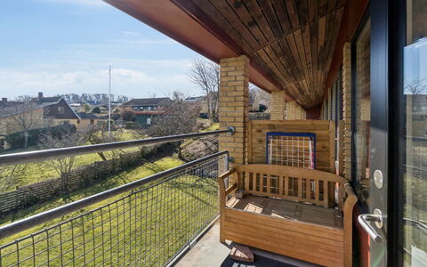 Amilia - 100M from the Sea: Wohngebiet, Strauch, Haus, Zuhause, Garten, Estate, Schatten, Landscaping, Rasen