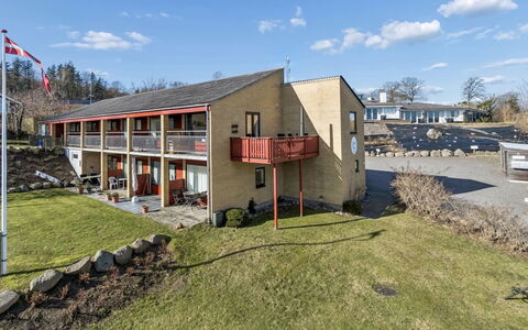 Amilia - 100M from the Sea: Wohngebiet, Strauch, Haus, Zuhause, Garten, Estate, Schatten, Landscaping, Rasen