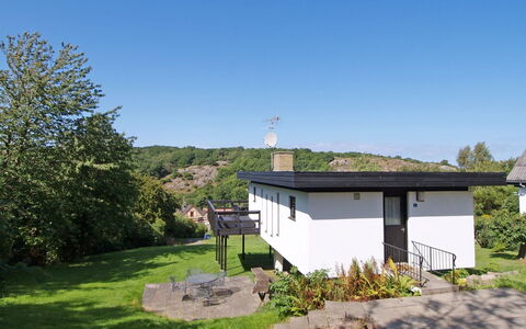 Krischan - 500M from the Sea: Wohngebiet, Strauch, Haus, Zuhause, Garten, Estate, Schatten, Landscaping, Rasen
