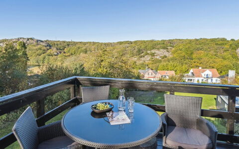 Krischan - 500M from the Sea: Wohngebiet, Strauch, Haus, Zuhause, Garten, Estate, Schatten, Landscaping, Rasen
