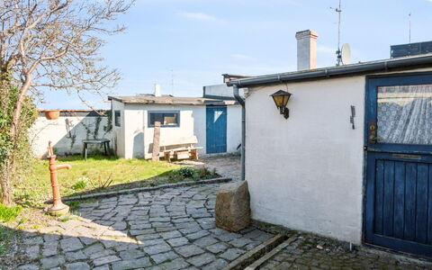 Ariela - 150M from the Sea: Wohngebiet, Strauch, Haus, Zuhause, Garten, Estate, Schatten, Landscaping, Rasen