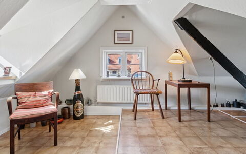 Ariela - 150M from the Sea: Wohngebiet, Strauch, Haus, Zuhause, Garten, Estate, Schatten, Landscaping, Rasen