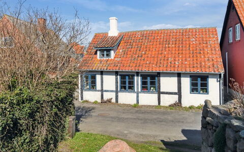 Ariela - 150M from the Sea: Wohngebiet, Strauch, Haus, Zuhause, Garten, Estate, Schatten, Landscaping, Rasen