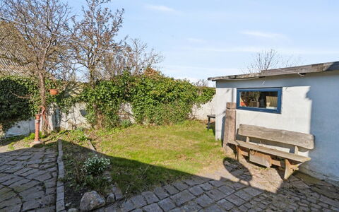 Ariela - 150M from the Sea: Wohngebiet, Strauch, Haus, Zuhause, Garten, Estate, Schatten, Landscaping, Rasen