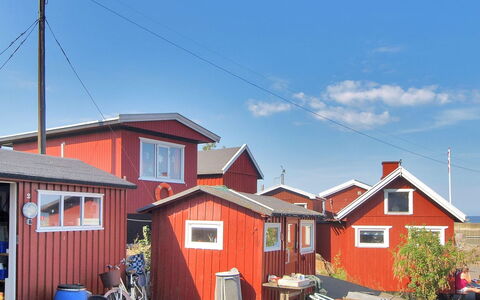 Ariela - 150M from the Sea: Wohngebiet, Strauch, Haus, Zuhause, Garten, Estate, Schatten, Landscaping, Rasen
