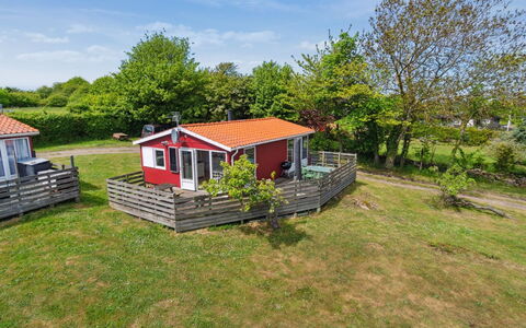 Auti - 300M from the Sea: Wohngebiet, Strauch, Haus, Zuhause, Garten, Estate, Schatten, Landscaping, Rasen