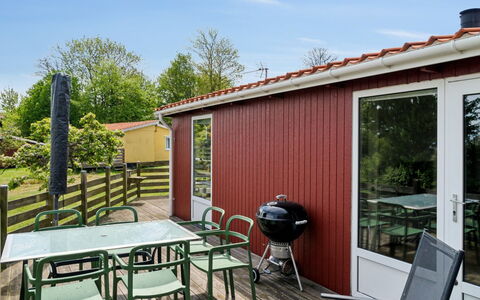 Auti - 300M from the Sea: Wohngebiet, Strauch, Haus, Zuhause, Garten, Estate, Schatten, Landscaping, Rasen