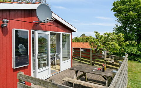 Auti - 300M from the Sea: Wohngebiet, Strauch, Haus, Zuhause, Garten, Estate, Schatten, Landscaping, Rasen