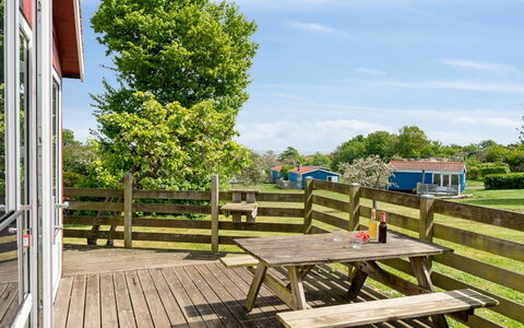 Auti - 300M from the Sea: Wohngebiet, Strauch, Haus, Zuhause, Garten, Estate, Schatten, Landscaping, Rasen