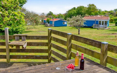Auti - 300M from the Sea: Wohngebiet, Strauch, Haus, Zuhause, Garten, Estate, Schatten, Landscaping, Rasen