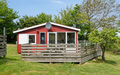Auti - 300M from the Sea: Wohngebiet, Strauch, Haus, Zuhause, Garten, Estate, Schatten, Landscaping, Rasen